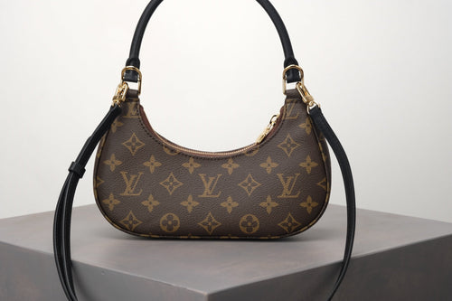 Croissant Bag With Chain