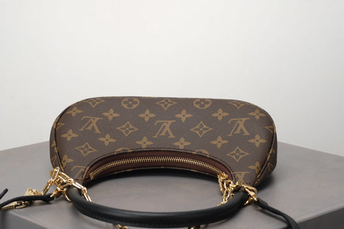 Croissant Bag With Chain